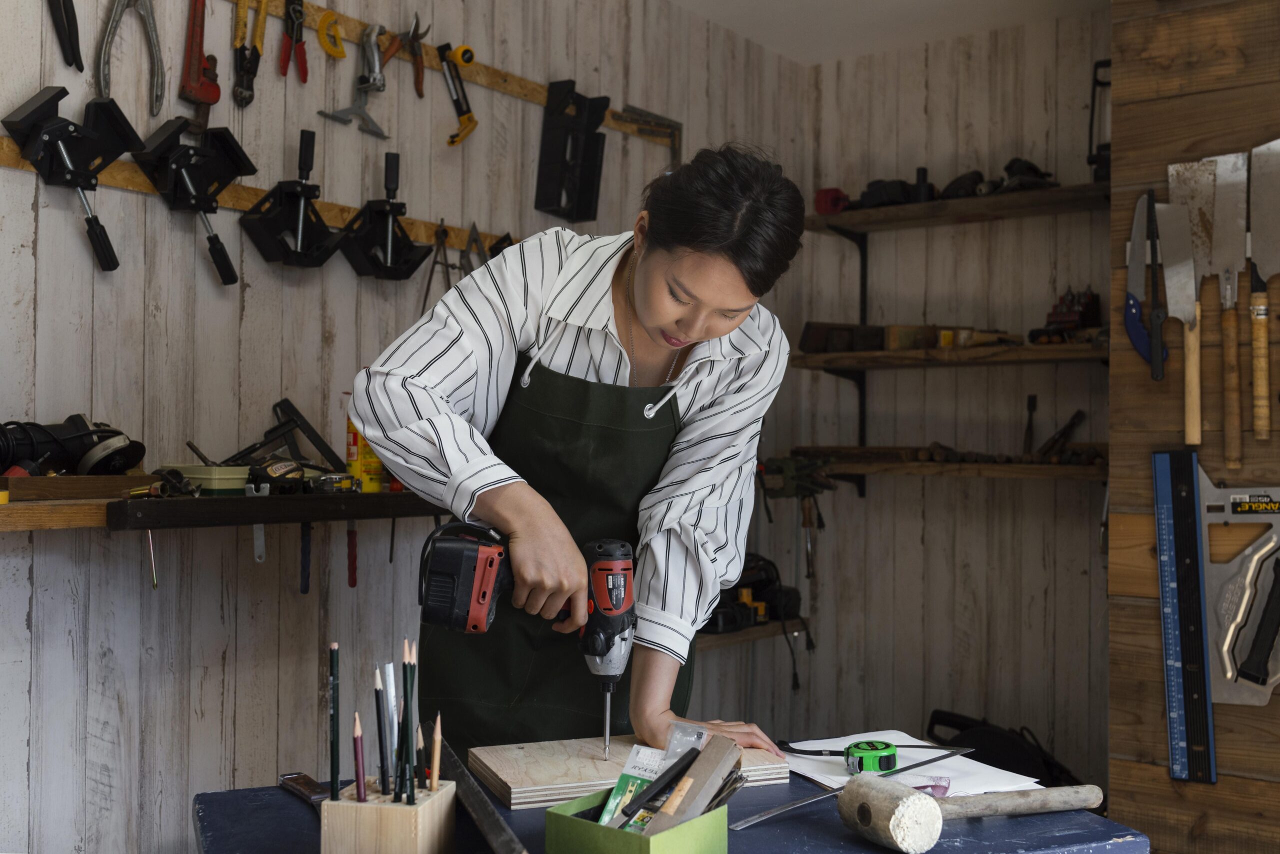 女性が工具で作業